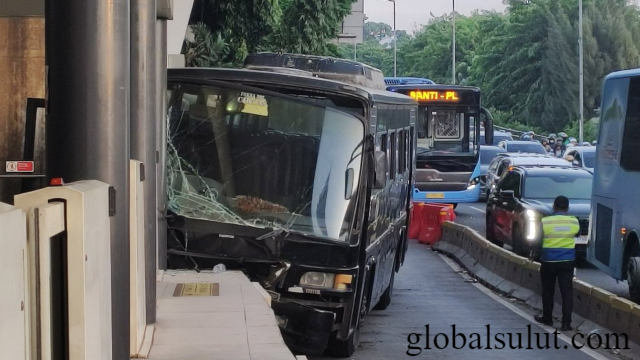 Kecelakaan Bus Paspampres Tabrak Halte Tranjakarta Petamburan